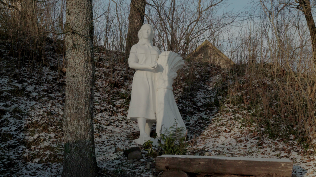 PERFORMATIVE WALK: UNCOMFORTABLE MONUMENTS